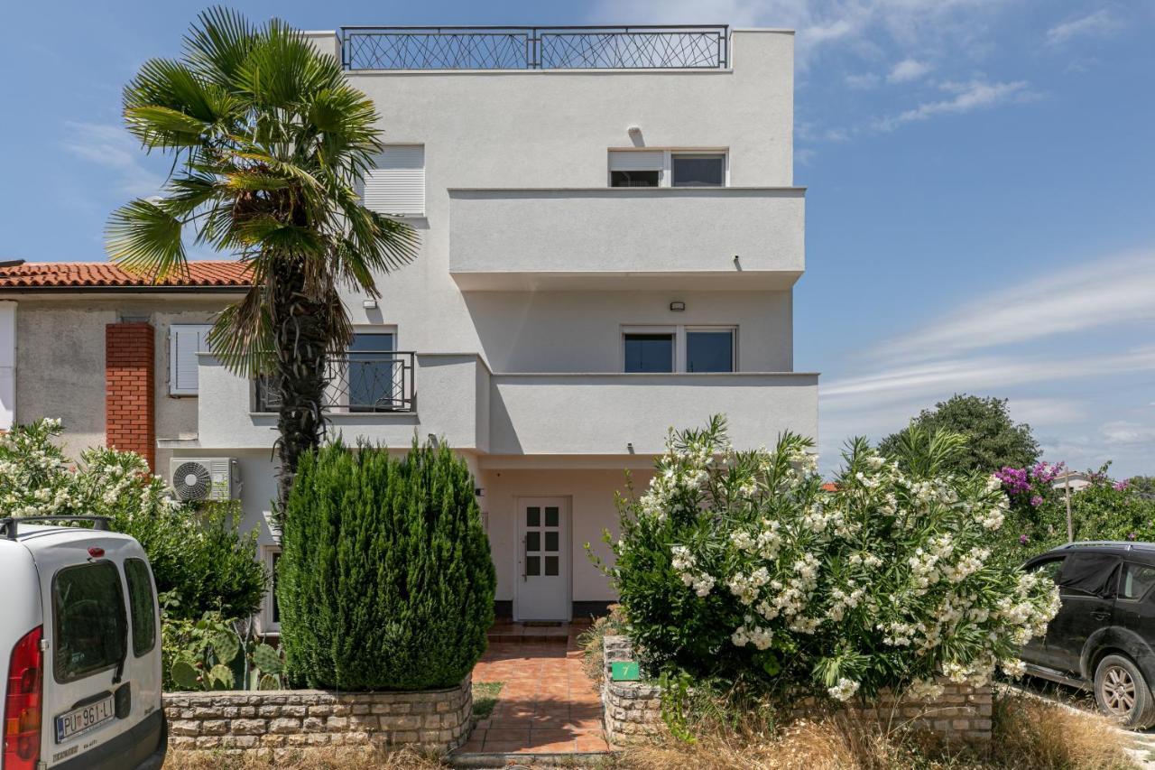 Apartments Korana Pula Exterior foto